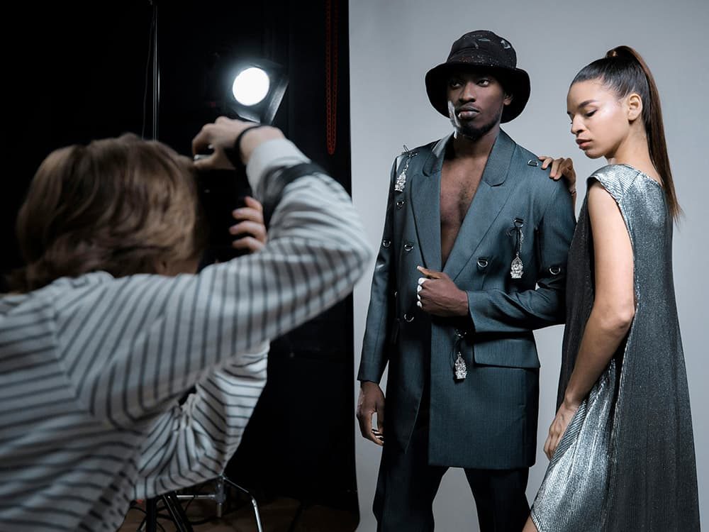 Séance photo en studio, photographe et modèles